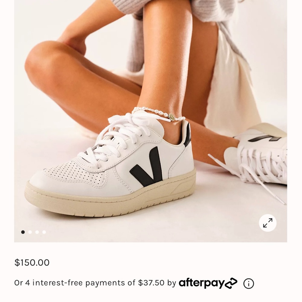Veja black and white size 36